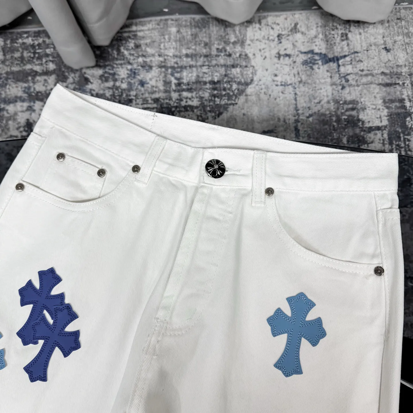 P250 Chrome Heart ｜ Chrome Heart cross patchwork leather jeans Top-notch heavy-duty washing process Calf leather laser-cut cross Distressed silver hardware The straight version makes the upper body slimmer. The high-end quality is different from the market currency. It is also so cool that both men and women can easily control the genderless trend up!   Color: White with blue Size: S M L XL Corresponding sizes 28 30 32 34 Detailed sizes can be found in Figure 9